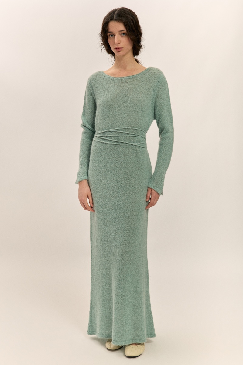 Knitted dress with belt