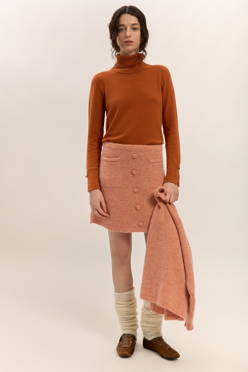 Short buttoned skirt