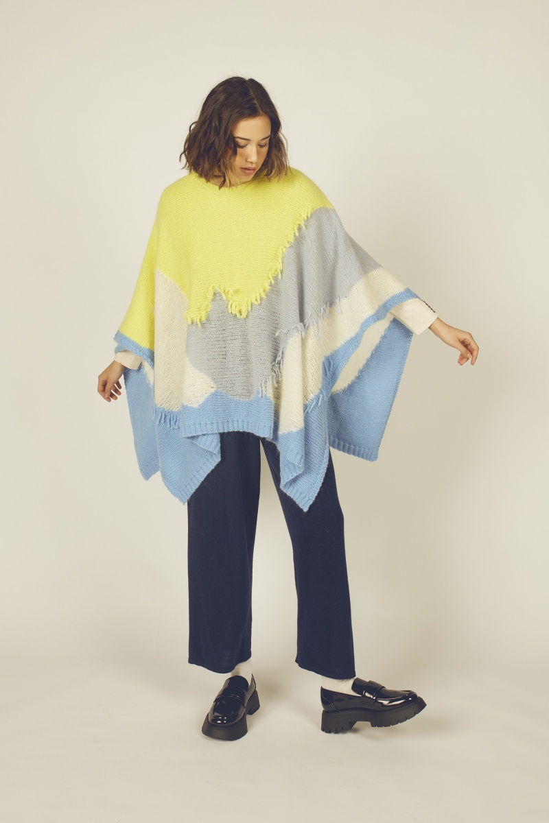 Intarsia cape with fringes