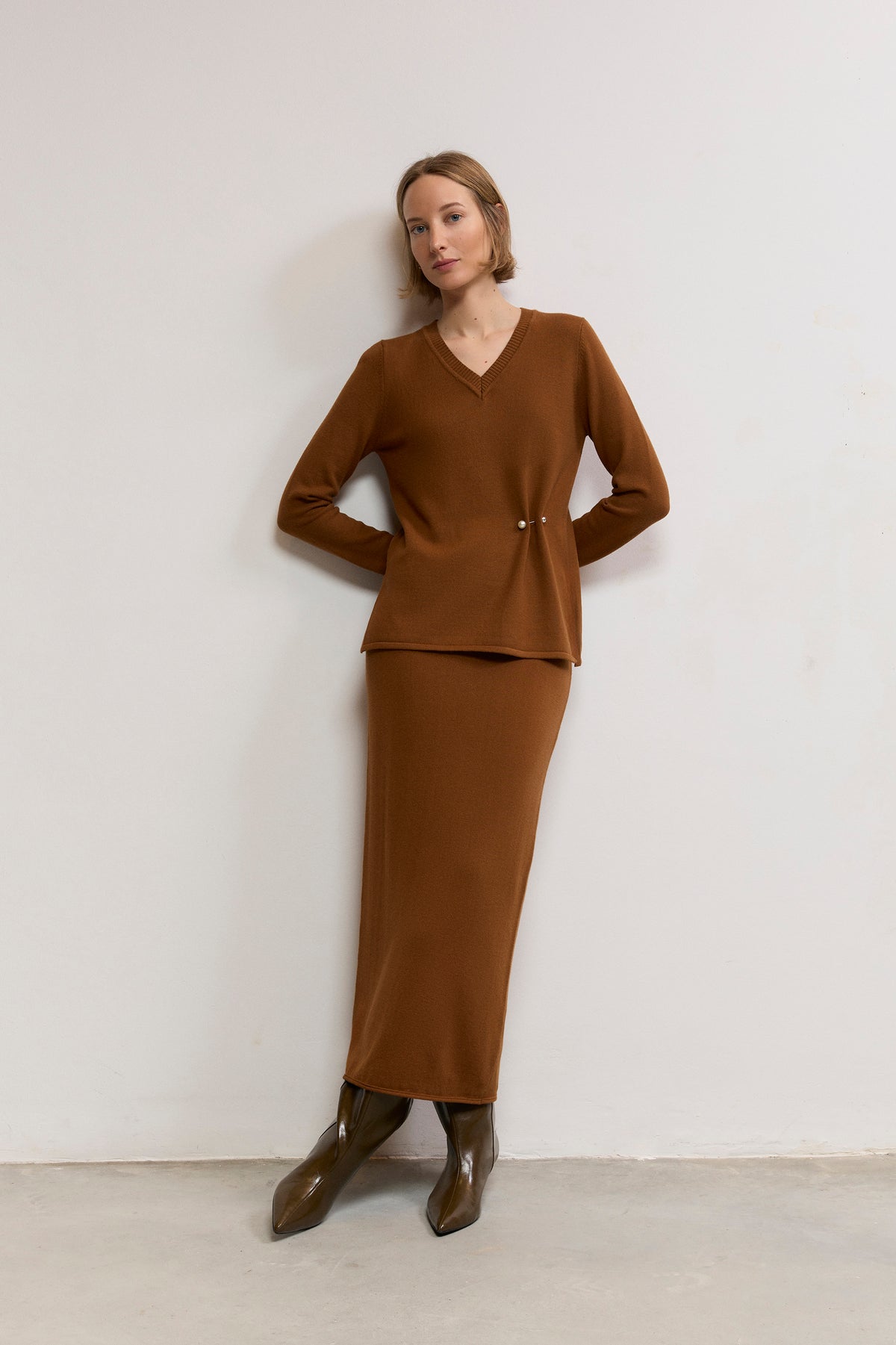 V-neck sweater with a screw-on