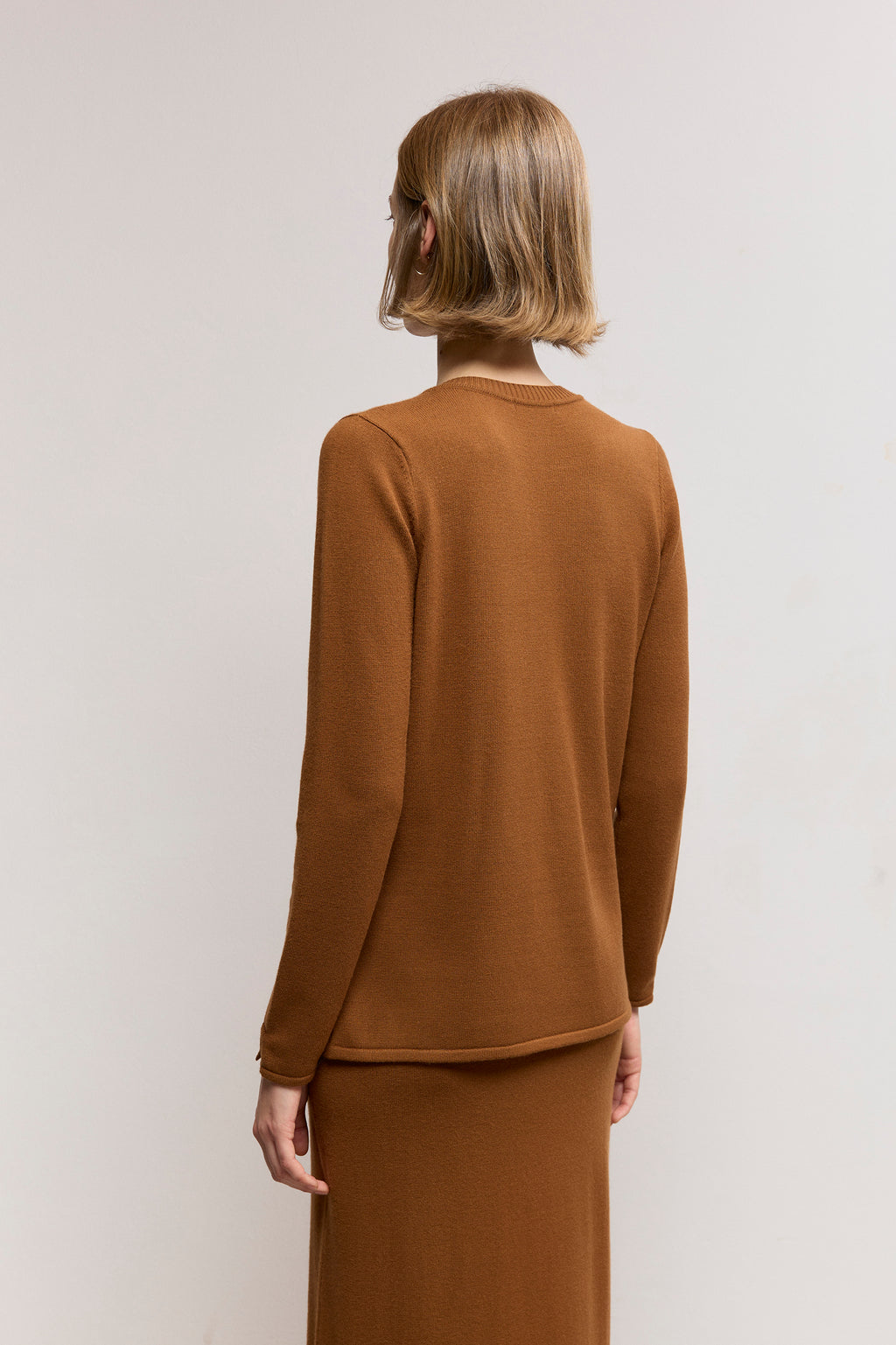 V-neck sweater with a screw-on