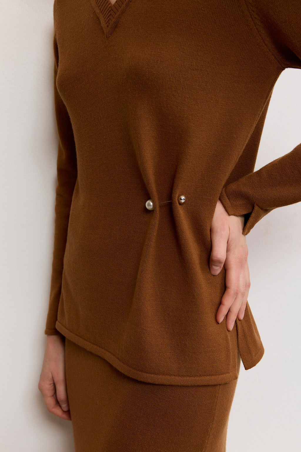 V-neck sweater with a screw-on