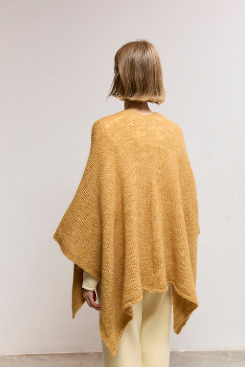 Capa de alpaca superfine con botón metálico