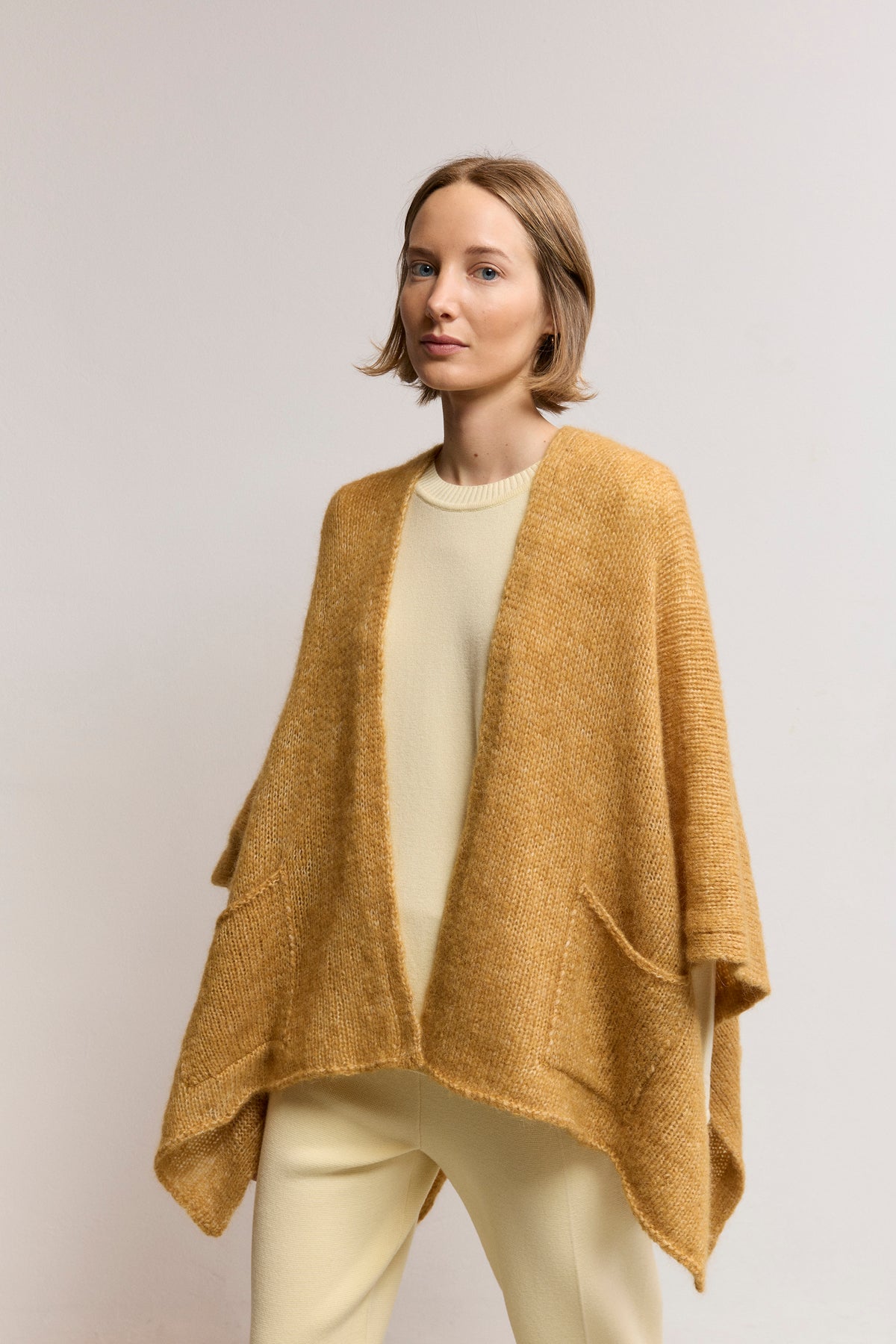 Capa de alpaca superfine con botón metálico