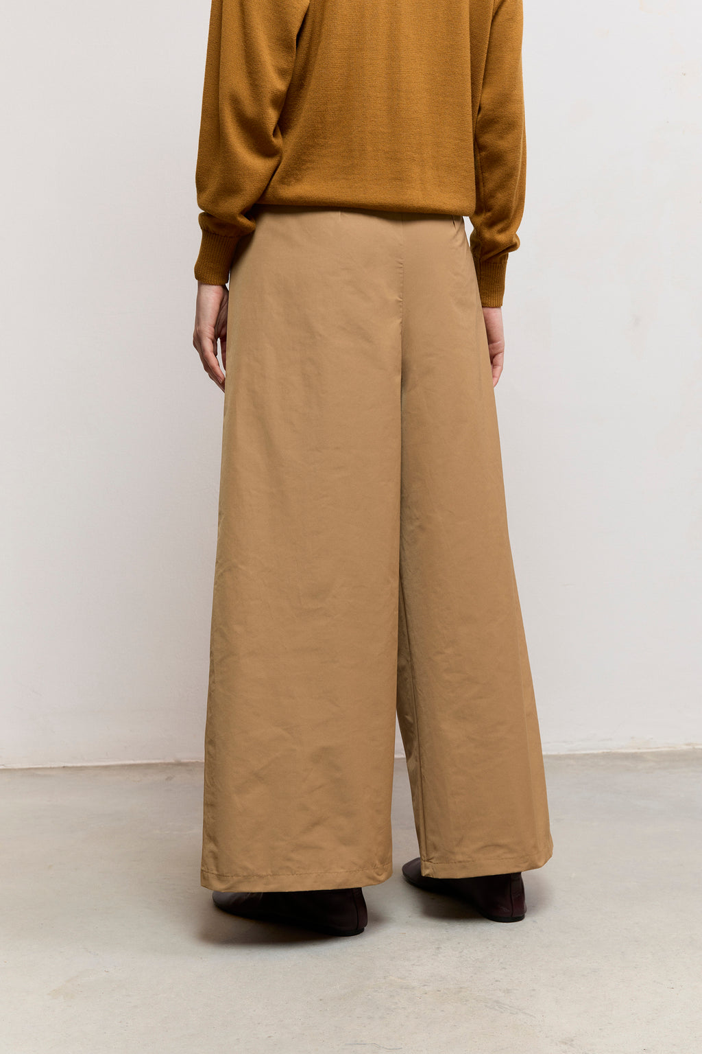 Pantalón pinzas gabardina