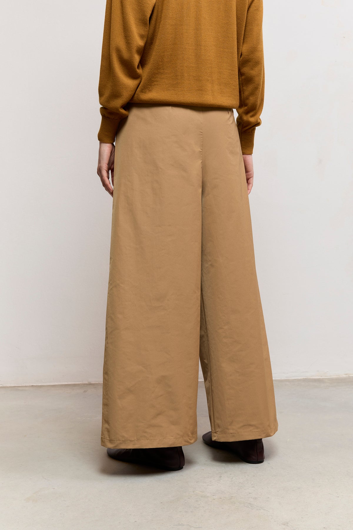 Pantalón pinzas gabardina